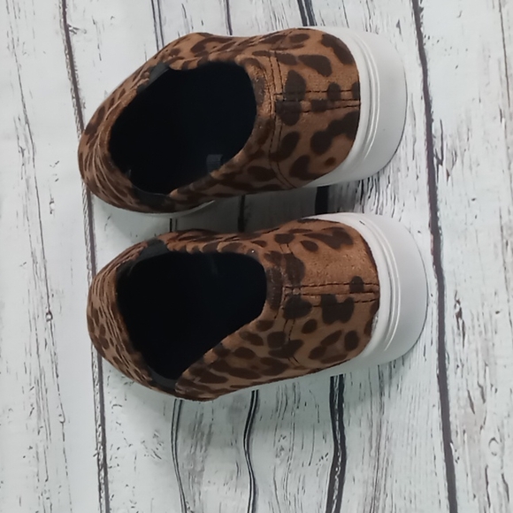 NEW leopard sneakers size 9 good for wide width - Picture 4 of 7
